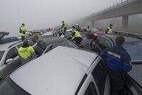 Hromadná nehoda ve Švýcarsku: Na dálnici se srazilo 50 aut