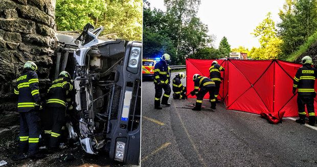 Tragédie na Táborsku: Náklaďák narazil do viaduktu, dva lidé zemřeli 