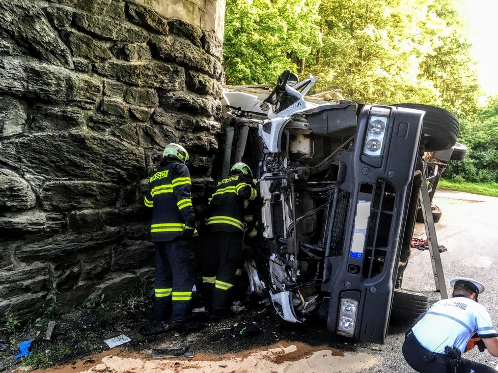 Tragédie na Táborsku: Náklaďák narazil do viaduktu, dva lidé zemřeli 