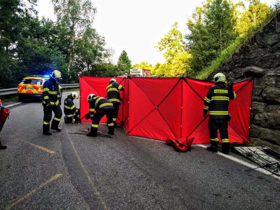 Tragédie na Táborsku: Náklaďák narazil do viaduktu, dva lidé zemřeli 