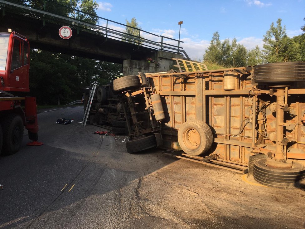 Tragédie na Táborsku: Náklaďák narazil do viaduktu, dva lidé zemřeli 