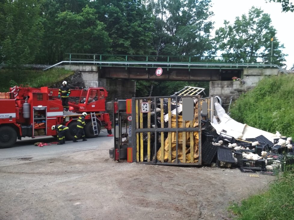 Tragédie na Táborsku: Náklaďák narazil do viaduktu, dva lidé zemřeli 