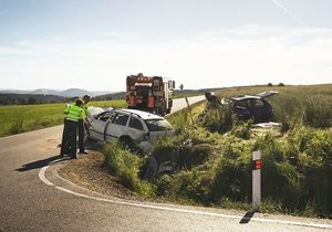 Srážka dvou aut skončila tragicky. Řidič peugeotu nehodu nepřežil.