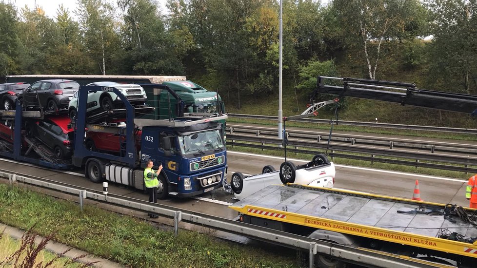 Řidič vezl nová auta, při brzdění mu ale jedno spadlo.