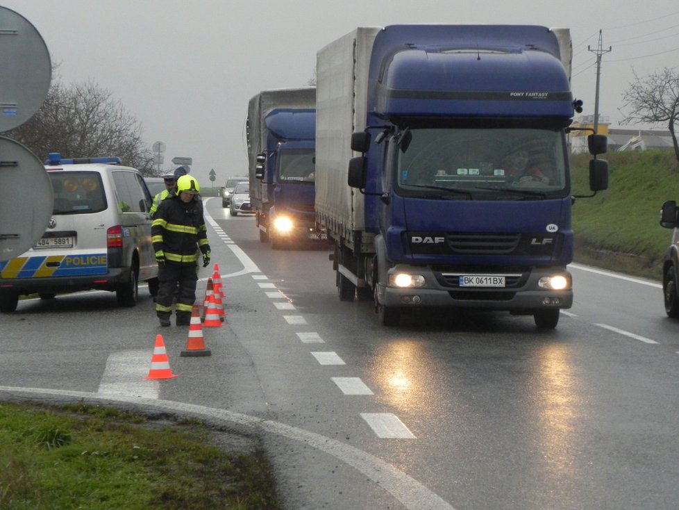 Policie po nehodě uzavřela odbočku ze silnice I/50 na Křižanovice