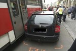 Taxikář narazil do boku tramvaje. Zaklíněné auto musel vyprostit jeřáb dopravního podniku.