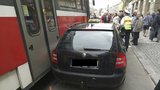 Tramvaj s sebou vzala špatně zaparkované taxi: Linky 9, 12, 15 a 20 jezdily odklonem