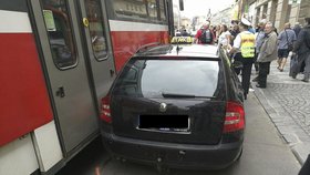 Taxikář narazil do boku tramvaje. Zaklíněné auto musel vyprostit jeřáb dopravního podniku.