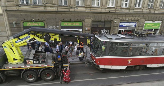 Dopravní podnik na místo povolal jeřáb, který auto taxikáře musel vyprostit.