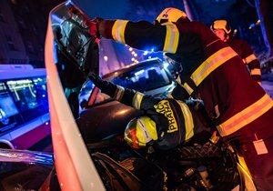 Telefon detekoval náraz a vytočil pražské hasiče. Ti vyjeli s policí a záchranáři na pomoc.