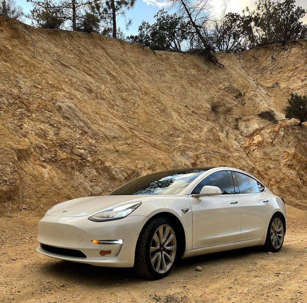 Další Tesla, co nabourala na autopilota? Řidič zveřejňoval videa jízdy bez řízení