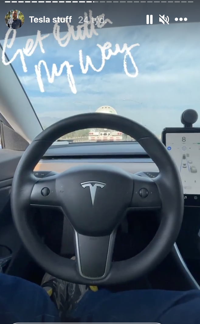Další Tesla, co nabourala na autopilota? Řidič zveřejňoval videa jízdy bez řízení.