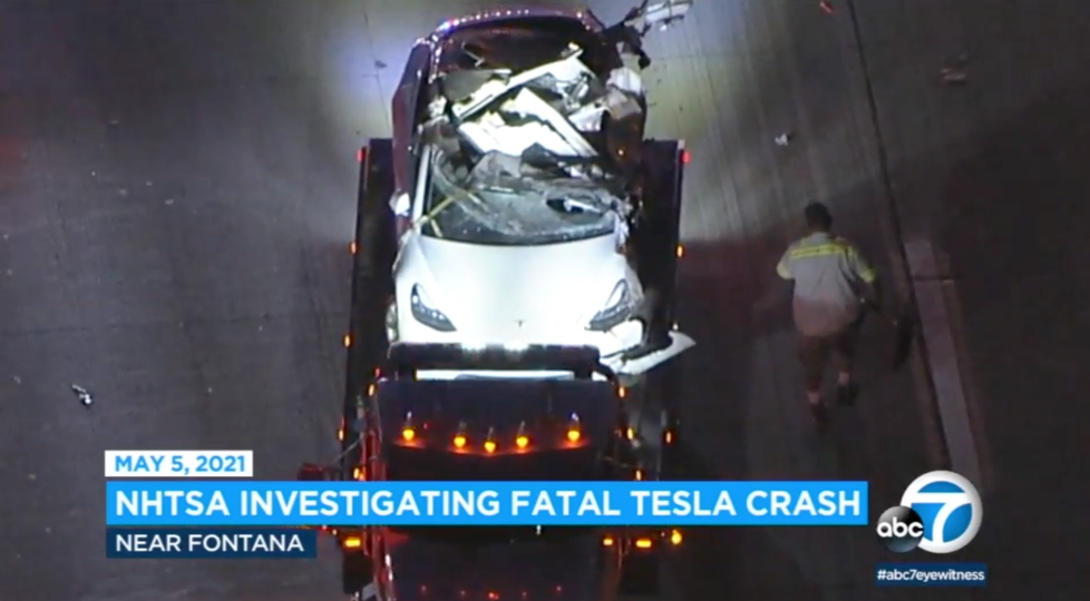 Další Tesla, co nabourala na autopilota? Řidič zveřejňoval videa jízdy bez řízení.
