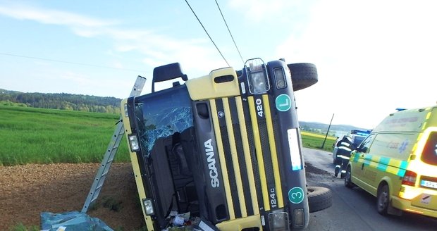 Tirák s nákladem štěrku se převrátil u Skomelna na Rokycansku.