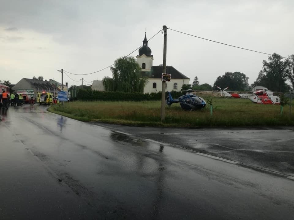 Při nehodě u Tisové na Tachovsku bylo zraněno sedm lidí a jedna žena zemřela. Pro zraněné přiletěly dva vrtulníky.