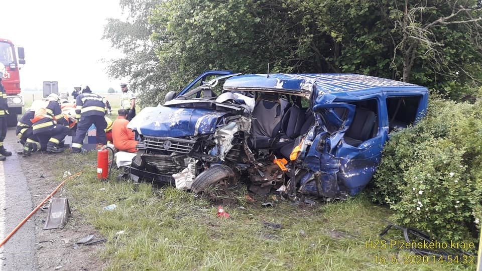 Při nehodě u Tisové na Tachovsku bylo zraněno sedm lidí a jedna žena zemřela. Pro zraněné přiletěly dva vrtulníky.