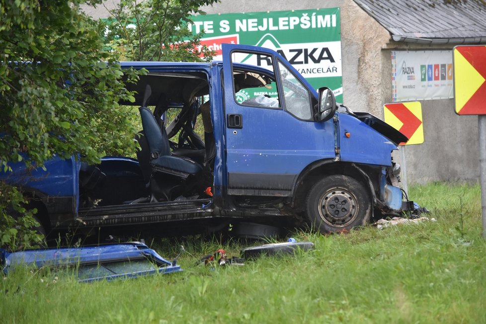 Při nehodě u Tisové na Tachovsku bylo zraněno sedm lidí a jedna žena zemřela. Pro zraněné přiletěly dva vrtulníky.