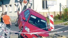Německý řidič zřejmě doplatil na svou nepozornost i na to, že výkop je nedostatečně označen
