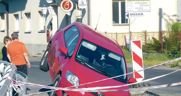 Německý řidič zřejmě doplatil na svou nepozornost i na to, že výkop je nedostatečně označen