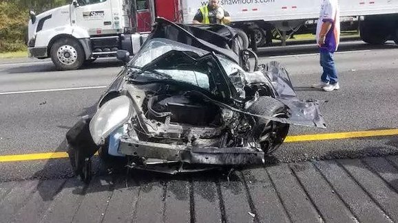 Jak bezpečná je poslední Toyota MR2? Tuhle nehodu řidič odnesl jen lehkými poraněními