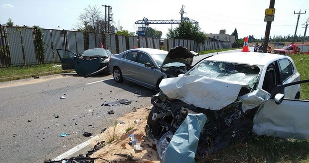 Tragédie v Kyjově: Při nehodě tří aut zemřela žena, další lidé byli zraněni