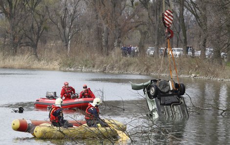 Mrtvolu řidiče našli potápěči po půlhodině.