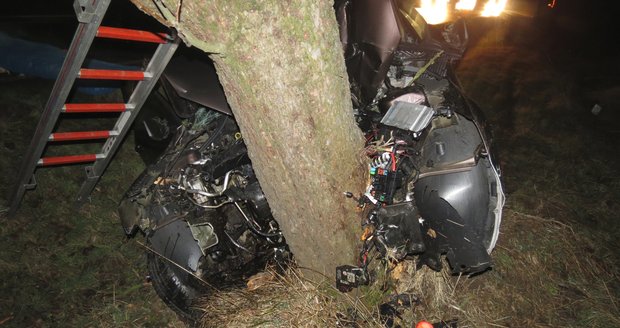 Tohle nemohl přežít! Řidič (†32) sjel ze silnice a oktávku rozpůlil o strom