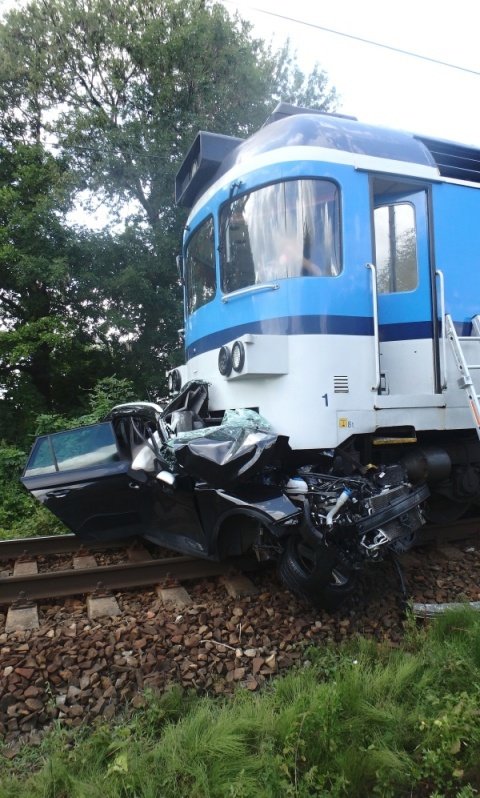 Snímek od hasičů ukazuje, jak strašlivě vlak zdevastoval Škodu Fabia.