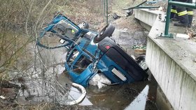 Řidič osobáku na Pardubicku narazil do traktoru: Na místě zemřel.