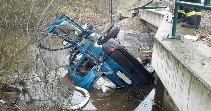 Řidič osobáku na Pardubicku narazil do traktoru: Na místě zemřel.