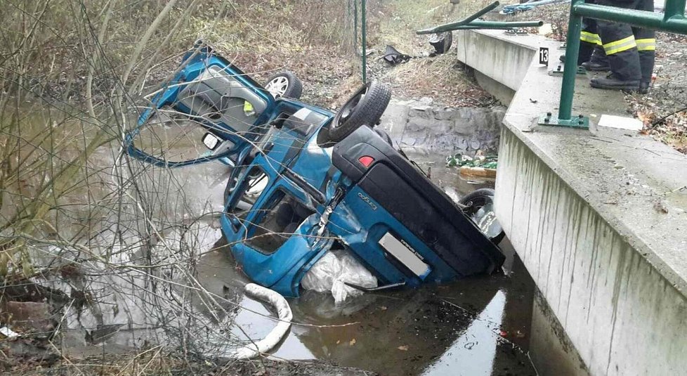 Řidič osobáku na Pardubicku narazil do traktoru: Na místě zemřel.