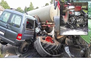 Traktor v Podještědí sešrotoval auto: Záchranu řidiče komplikovali zvědavci.