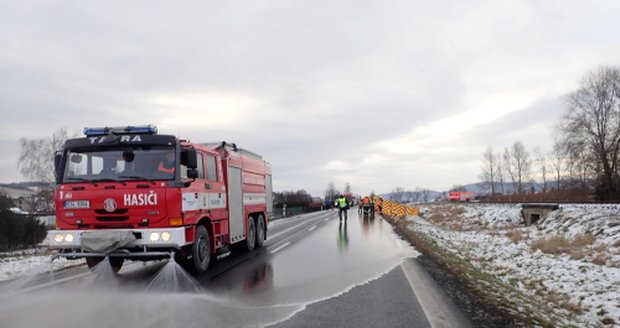 Hasiči museli z vozovky odstranit rozlité fekálie.