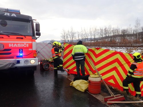 Z havarovaného vozu hasiči opatrně vynesli těžce zraněného řidiče (54) i spolujezdce (52), který bohužel zraněním podlehl.