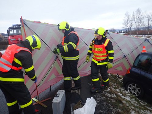 Z havarovaného vozu hasiči opatrně vynesli těžce zraněného řidiče (54) i spolujezdce (52), který bohužel zraněním podlehl.