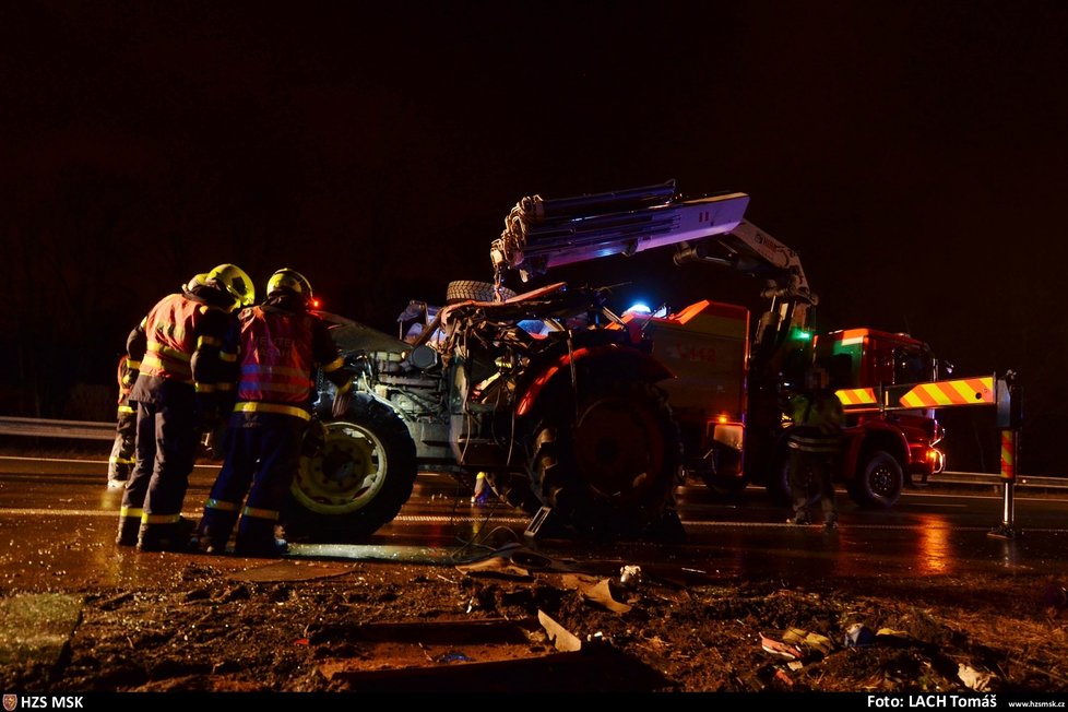 Po nehodě zůstal traktor převrácený na střeše. Na kola mu museli pomoci hasiči.