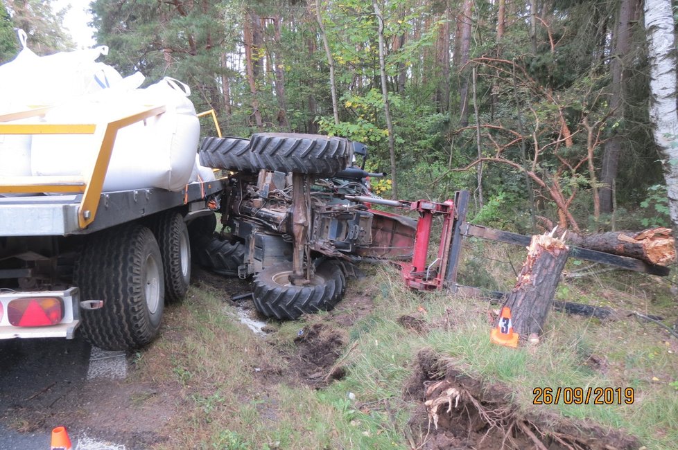 Kvílení brzd a obrovská rána: Traktor skončil převrácený v příkopě