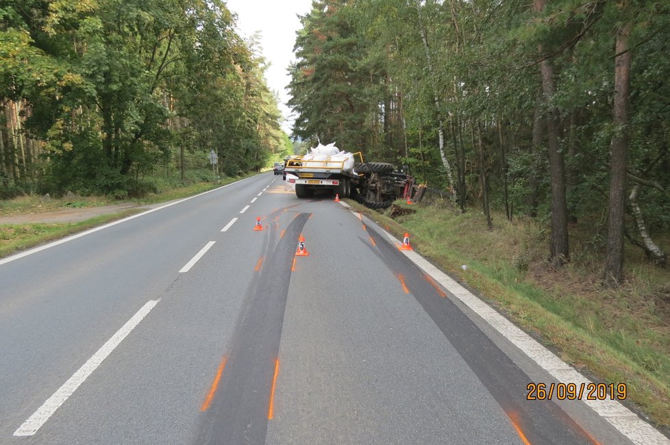 Kvílení brzd a obrovská rána: Traktor skončil převrácený v příkopě