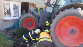 Traktor naboural do rodinného domu a smetl ženu!