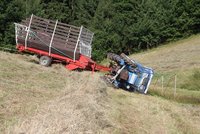 S mužem (†38) se převrátil traktor: Zemřel pod ním!