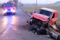 Řidička (51) napasovala peugeot do traktoru: Auto zrušila, sama nemá ani škrábanec