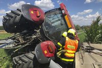 Děsivá smrt: Valník se převrátil na traktor a v kabině umačkal mladíka!