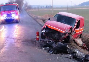 Nehoda traktoru a peugeotu na Rokycansku dopadla pro řidičku (51) naštěstí dobře.