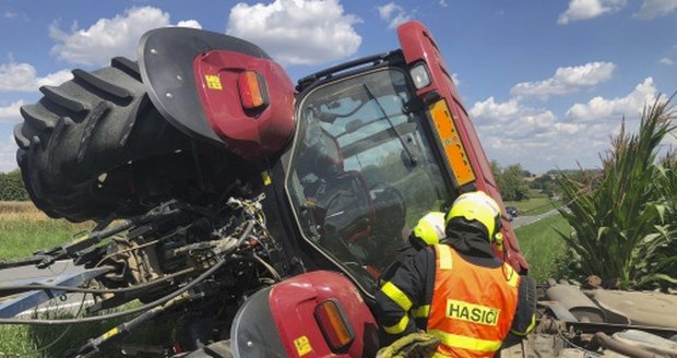 Děsivá smrt: Valník se převrátil na traktor a v kabině umačkal mladíka! 
