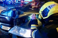 Srážka tramvaje s autem v centru Prahy: Dvě osoby se zranily