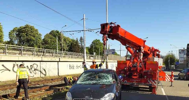 V úterý 11. května zablokovalo osobní auto převrácené na střechu tramvajovou trať u Ústředního hřbitova v Brně.