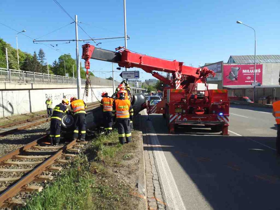 V úterý 11. května zablokovalo osobní auto převrácené na střechu tramvajovou trať u Ústředního hřbitova v Brně.