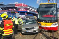 Nehoda před letenským stadionem zablokovala tramvajovou dopravu: Řidič (50) putoval do nemocnice