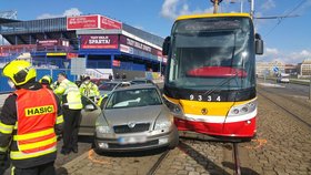 Před stadionem fotbalové Sparty došlo k dopravní nehodě. Automobil se zde srazil s tramvají. (6. dubna 2021)