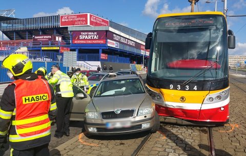 Nehoda před letenským stadionem zablokovala tramvajovou dopravu: Řidič (50) putoval do nemocnice